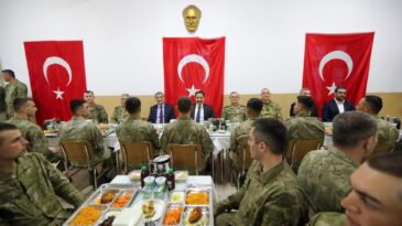 Hatay Valisi Mustafa Masatlı, Mehmetçikle iftar yaptı