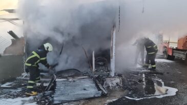 Antakya’da konteyner işletme yangını söndürüldü