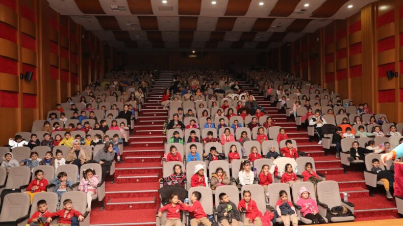 HBB TİYATROSU, DEFNE’DE MİNİK KALPLERLE BULUŞTU!