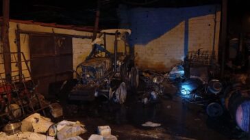 Traktör ve motosikletler alevlere teslim oldu