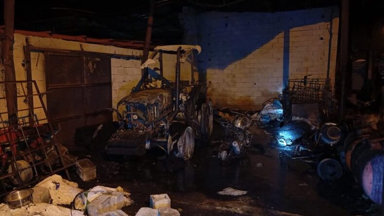 Traktör ve motosikletler alevlere teslim oldu