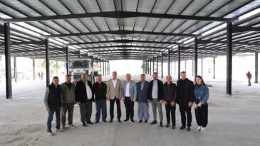 BAŞKAN YAPAR NARLICA’DAKİ ÇOK AMAÇLI SALON İNŞAATINI İNCELEDİ