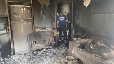 İskenderun’daki ev yangınında 2 kişi dumandan etkilendi