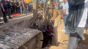 ŞANLIURFA’DA İŞÇİLER KANALİZASYON HATTI GÖÇÜĞÜ ALTINDA KALDI