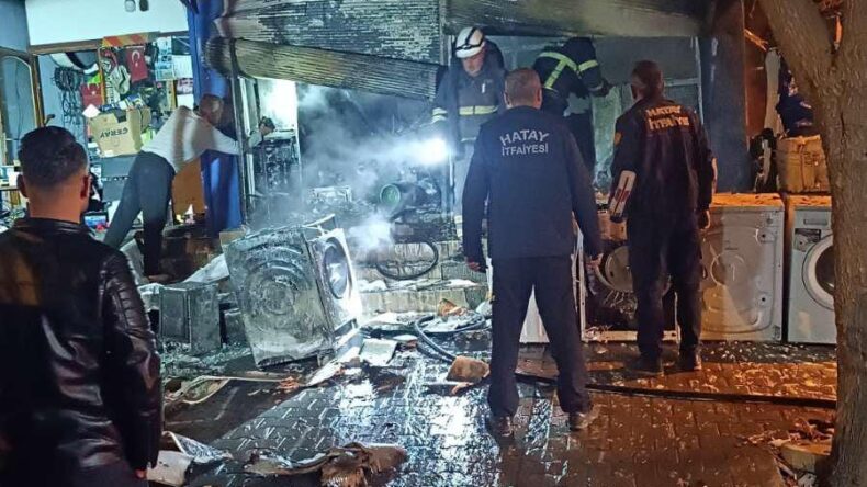 ALTINÖZÜ’NDE BEYAZ EŞYACIDA ÇIKAN YANGIN SÖNDÜRÜLDÜ