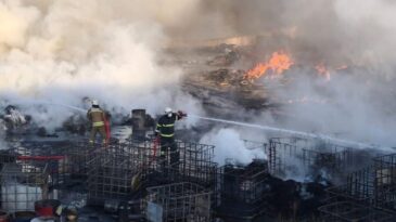 ERZİN’DE GERİ DÖNÜŞÜM TESİSİNDE YANGIN