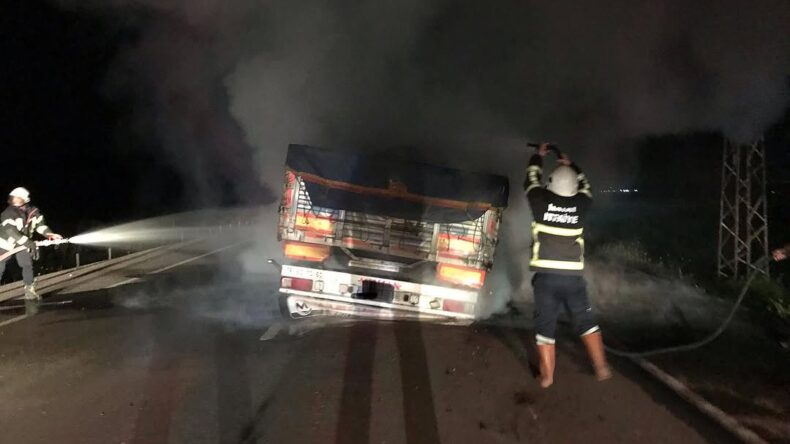 Kumlu’da ağır tonajlı araçta çıkan yangın söndürüldü