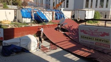 Altınözü’nde fırtına paravanları devirdi