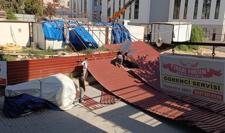 Altınözü’nde fırtına paravanları devirdi