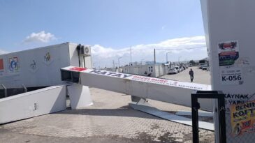 Antakya ve Defne’de fırtına hayatı olumsuz etkiledi