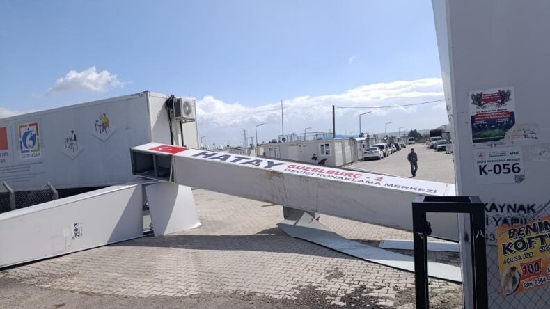 Antakya ve Defne’de fırtına hayatı olumsuz etkiledi