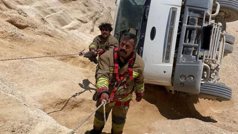 KURUYER’DE ŞANTİYE ALANINDA DEVRİLEN KAMYONUN SÜRÜCÜSÜ YARALANDI