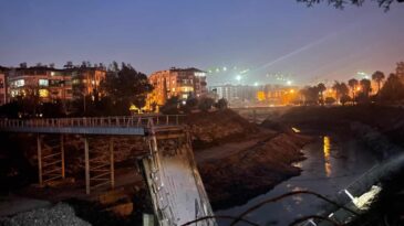 ASİ NEHRİ’NİN SEVGİ PARKI ÜSTÜNDEKİ YAYA KÖPRÜSÜ ÇÖKTÜ!