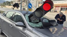 ÖLÜMDEN DÖNDÜLER! TRAFİK LAMBASI IŞIKTA BEKLEYEN ARABANIN ÜZERİNE…
