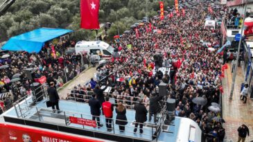 CHP’Lİ ÖZGÜR ÖZEL HATAY’DA MİTİNG YAPTI