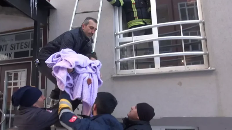 Bebeğin ağlaması mahalleyi ayağa kaldırdı! Pencereden giren ekipler şaşkınlık yaşadı