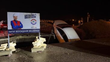 ARAÇ BELEDİYENİN AÇTIĞI ÇUKURA DÜŞTÜ!