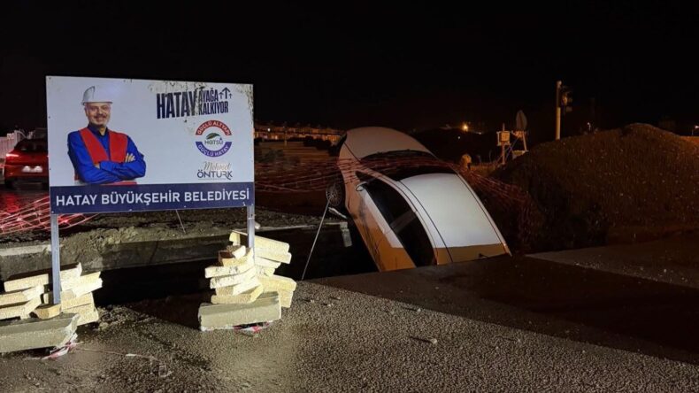 ARAÇ BELEDİYENİN AÇTIĞI ÇUKURA DÜŞTÜ!