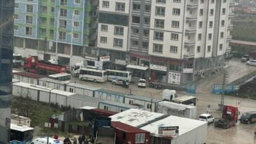 TIR ÖNCE OTOBÜSE SONRA BARAKAYA DALDI: 4 YARALI