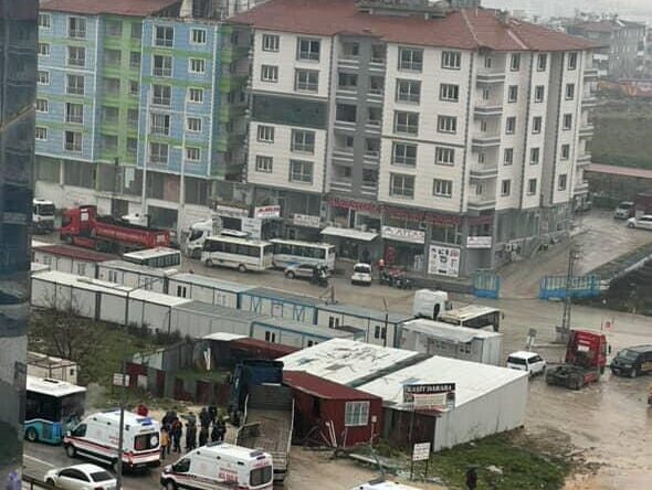 TIR ÖNCE OTOBÜSE SONRA BARAKAYA DALDI: 4 YARALI