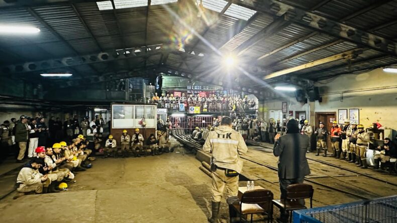 KAHRAMAN MADENCİLER, DEPREMDE YARDIMA KOŞTUKLARI KAYBETTİĞİMİZ VATANDAŞLARIMIZ İÇİN DUA ETTİ