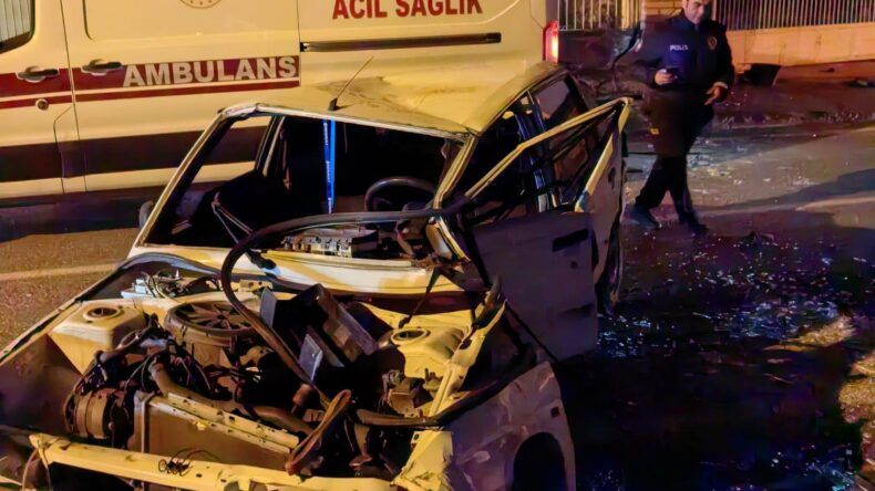 ERZİN’DE OTOMOBİL DUVARA VURDU: 2 YARALI