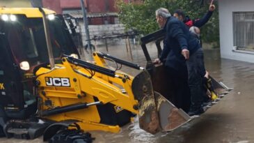 Reyhanlı’da sağanak yağış etkili oldu