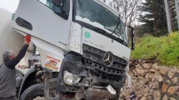 DEFNE’DE BETON MİKSERİ İLE OTOMOBİL ÇARPIŞTI