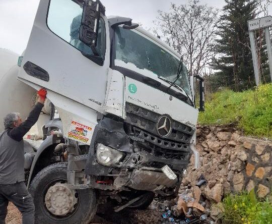 DEFNE’DE BETON MİKSERİ İLE OTOMOBİL ÇARPIŞTI