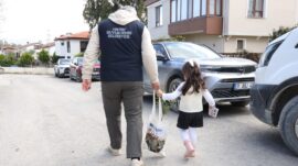 MİNİKLER, HBB İLE OKULLARINI AĞAÇLANDIRIYOR