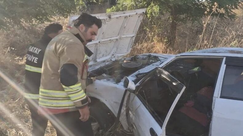 Hassa’da tarlaya devrilen otomobilin sürücüsü yaralandı