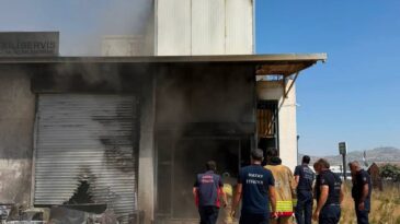 Antakya’da işyeri yangını söndürüldü