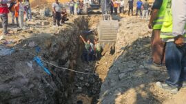 HATAY’DA GÖÇÜK ALTINDA KALAN 2 İŞÇİ KURTARILDI
