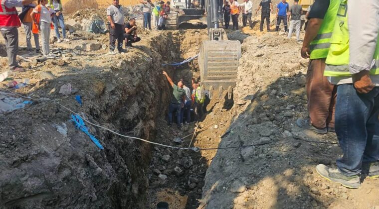 HATAY’DA GÖÇÜK ALTINDA KALAN 2 İŞÇİ KURTARILDI