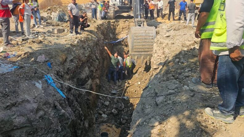 HATAY’DA GÖÇÜK ALTINDA KALAN 2 İŞÇİ KURTARILDI