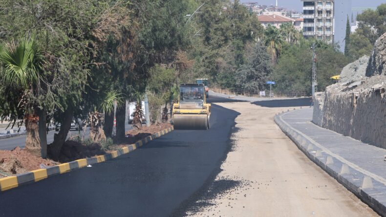 HBB, KIRIKHAN’DA ULAŞIMI RAHATLATACAK YOLU YENİLİYOR