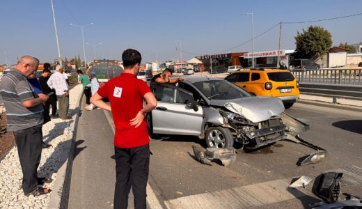 KUZEYTEPE ÜSTGEÇİDİNDE 3 ARAÇLIK ZİNCİRLEME KAZA