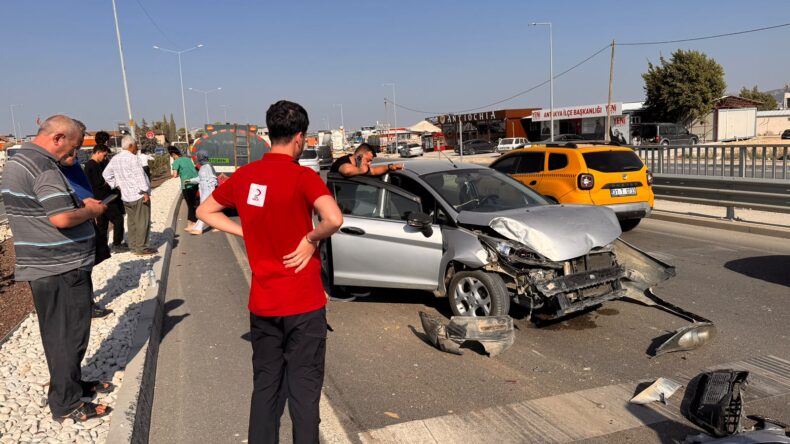 KUZEYTEPE ÜSTGEÇİDİNDE 3 ARAÇLIK ZİNCİRLEME KAZA